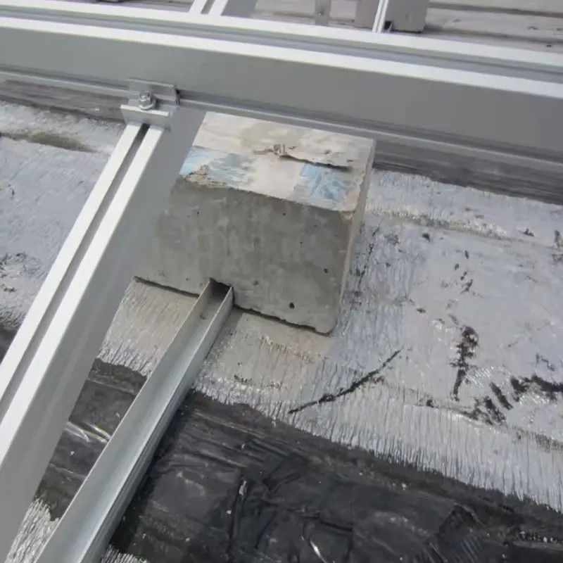 Montage van zonnepanelen PV-ondersteuningsbeugel Flexibel voor golvend metalen dak